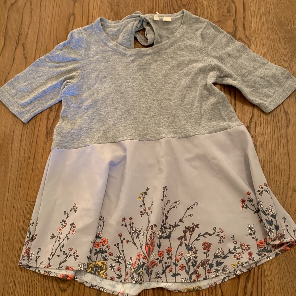 Like NEW Moth Gray Flowery Top with Flowers